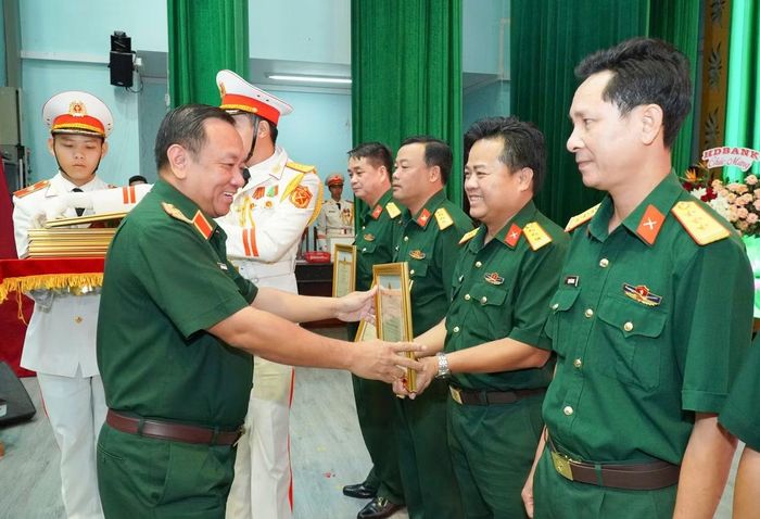 Dịp này, Bộ Tư lệnh TPHCM đã khen thưởng 12 tập thể, 16 cá nhân có thành tích xuất sắc trong thực hiện mô hình “Địa phương, đơn vị phía sau hỗ trợ địa phương, đơn vị phía trước” giai đoạn 2019-2025.