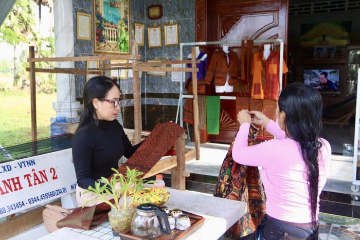 Để hoàn thành một sản phẩm, người thợ phải thực hiện nhiều công đoạn như mắc sợi, lên khung, dệt hoa văn. Mỗi chi tiết đều được thực hiện thủ công, đòi hỏi sự tỉ mỉ và kiên nhẫn.