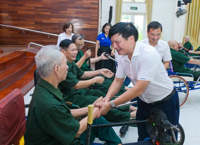 Đồng chí Lê Anh Chiến, Phó Trưởng Ban Tuyên giáo và Dân vận Đảng ủy Petrovietnam thăm hỏi, động viên và gửi lời tri ân tới các thương, bệnh binh