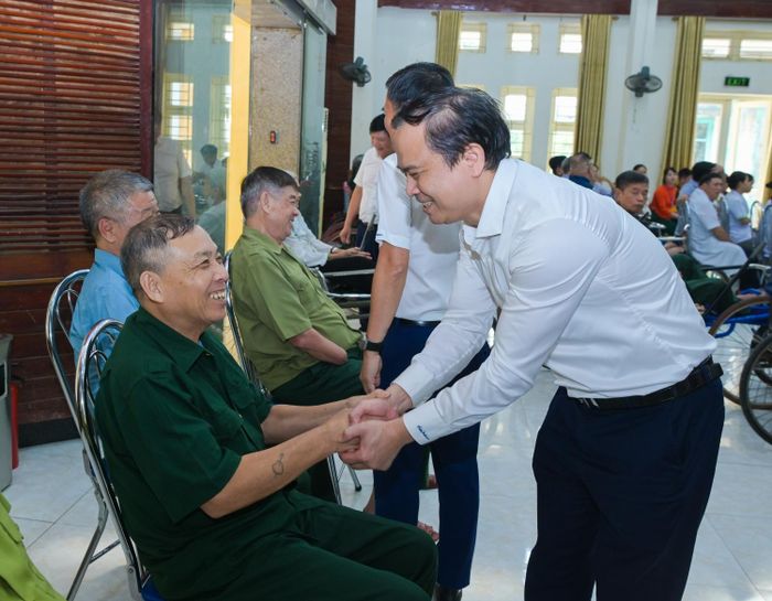 Đồng chí Đặng Văn Huệ, Chủ tịch Công đoàn Bộ máy Quản lý và Điều hành Petrovietnam bày tỏ lòng biết ơn sâu sắc và gửi những lời chúc tốt đẹp đến các đồng chí thương, bệnh binh.