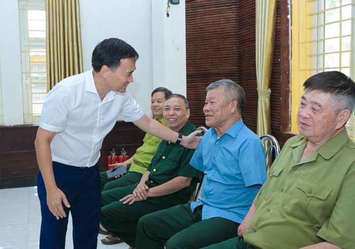 Đồng chí Vũ Anh Tuấn, Phó Chủ tịch Công đoàn Petrovietnam trò chuyện, lắng nghe những chia sẻ của các thương binh, bệnh binh