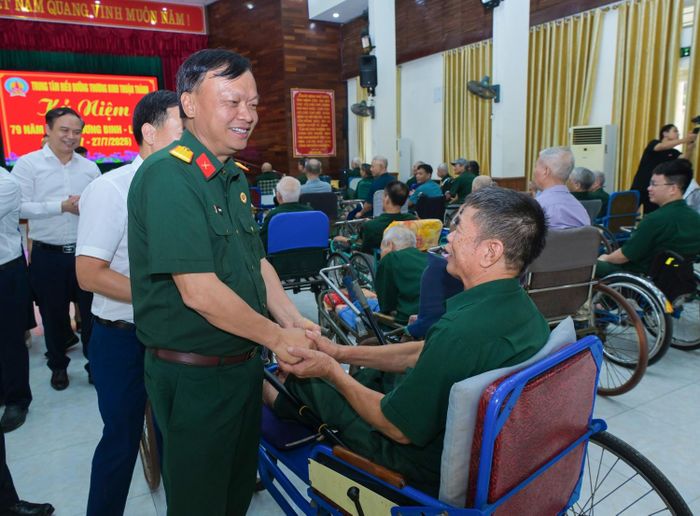 Đồng chí Lê Quang Toán, Phó Chủ tịch Thường trực Hội Cựu chiến binh Petrovietnam thăm hỏi các thương, bệnh binh, động viên các bác tiếp tục giữ gìn sức khỏe, lạc quan trong cuộc sống.