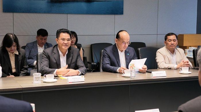 Ông Lê Quang Hòa - Phó Chủ tịch UBND tỉnh Hưng Yên và ông Nguyễn Minh Hưng - Chủ tịch HĐQT GIP cùng đoàn công tác