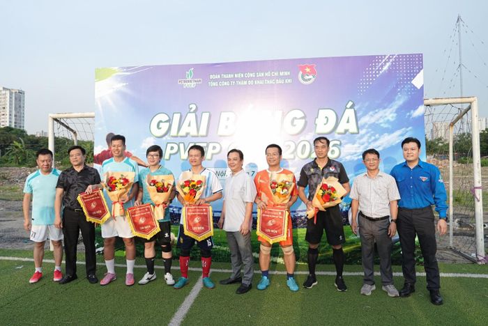 Ban tổ chức trao hoa và cờ lưu niệm cho đại diện 4 đội tham dự giải PVEP Cup 2026