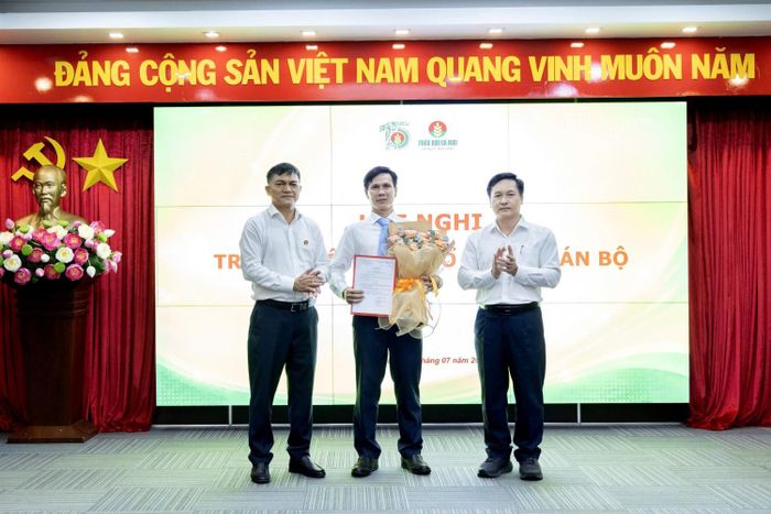 Lãnh đạo PVCFC trao quyết định bổ nhiệm ông Phạm Thường giữ chức Phó Giám đốc Chi nhánh PVCFC - Nhà máy Đạm Cà Mau.