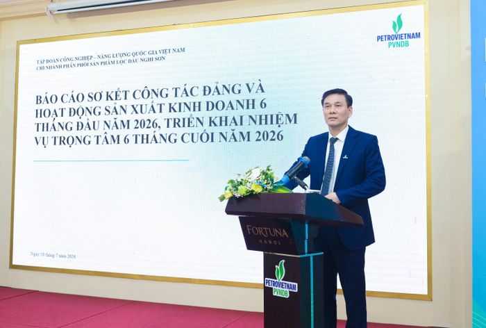 Giám đốc PVNDB Nguyễn Duyên Cường trình bày báo cáo tại hội nghị.
