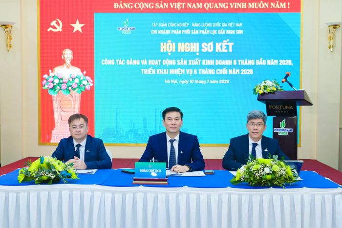 Đoàn Chủ tịch điều hành hội nghị.