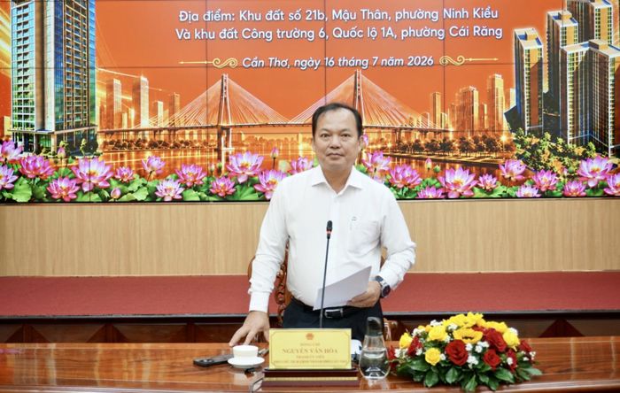 Phó Chủ tịch UBND TP Cần Thơ Nguyễn Văn Hòa yêu cầu các chủ đầu tư và đơn vị liên quan khẩn trương hoàn tất thủ tục để triển khai khởi công vào dịp 2/9.