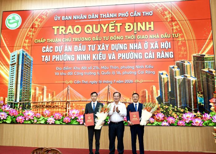 Phó Chủ tịch UBND TP Cần Thơ Nguyễn Văn Hòa trao quyết định chấp thuận chủ trương đầu tư, đồng thời giao nhà đầu tư thực hiện hai dự án nhà ở xã hội.