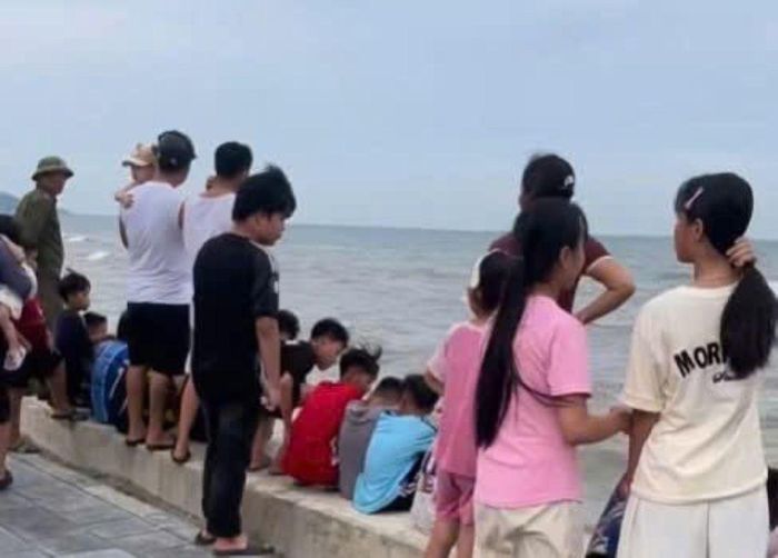 Người thân, bạn bè đứng ngóng ra biển chờ phép màu xảy ra