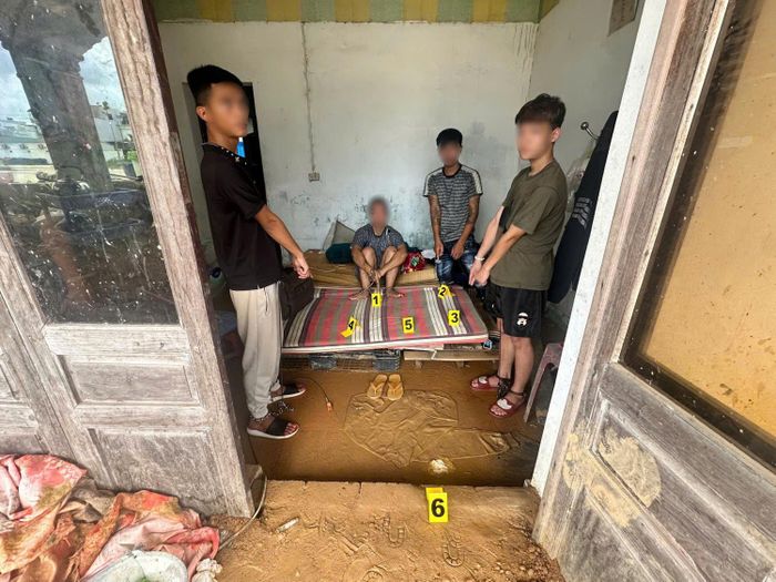 Các đối tượng và tang vật tại hiện trường.
