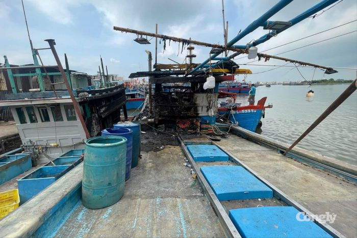 Hiện trường một vụ cháy tàu cá.