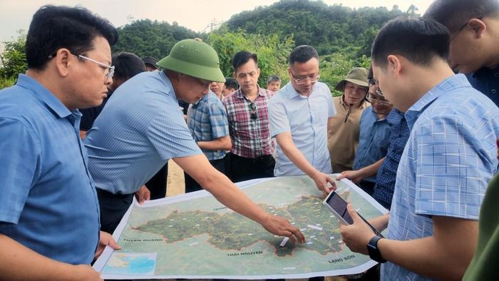 Lãnh đạo tỉnh Cao Bằng cùng sở ngành khảo sát thực địa các vị trí dự kiến xây dựng Cảng hàng không Cao Bằng.