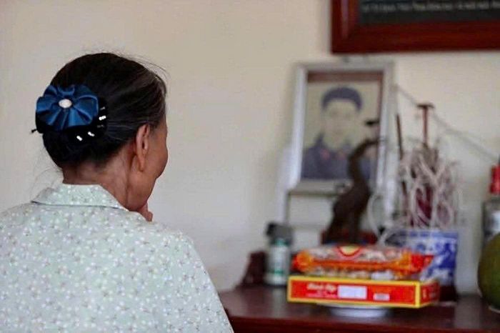 Bà Đặng Thị Xơ vẫn sống một mình, bền bỉ hương khói thờ chồng.