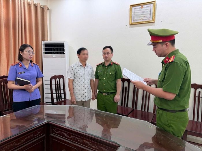 Cơ quan Cảnh sát điều tra Công an tỉnh Ninh Bình tống đạt các quyết định khởi tố bị can. (Ảnh: Công an Ninh Bình)