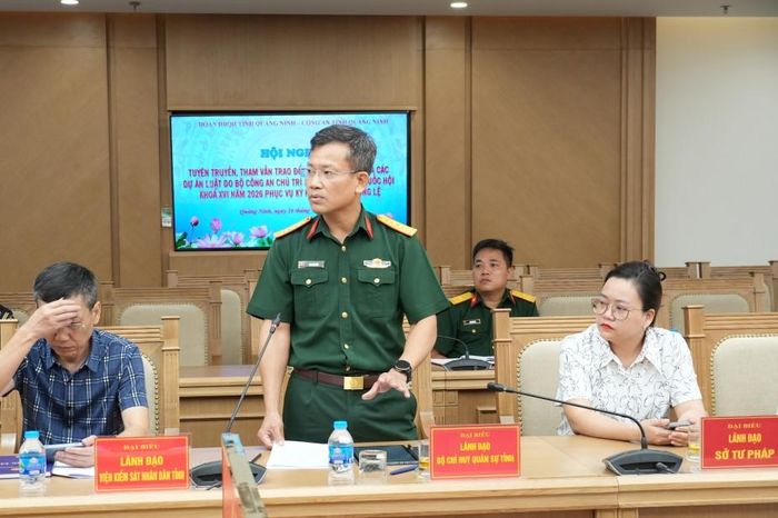Lãnh đạo Bộ Chỉ huy Quân sự tỉnh tham gia đóng góp ý kiến.