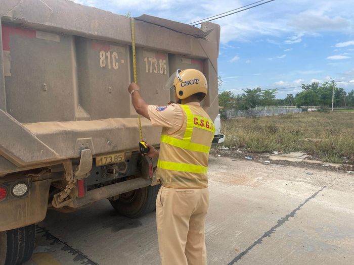 CSGT đo kích thước thùng xe.
