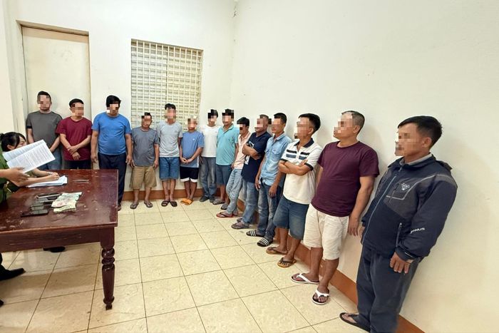 Nhóm đối tượng tại cơ quan công an