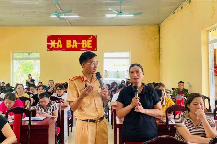 Cảnh sát giao thông đã phổ biến những nội dung cơ bản của Luật Giao thông đường thủy nội địa đối với người dân xã Ba Bể.