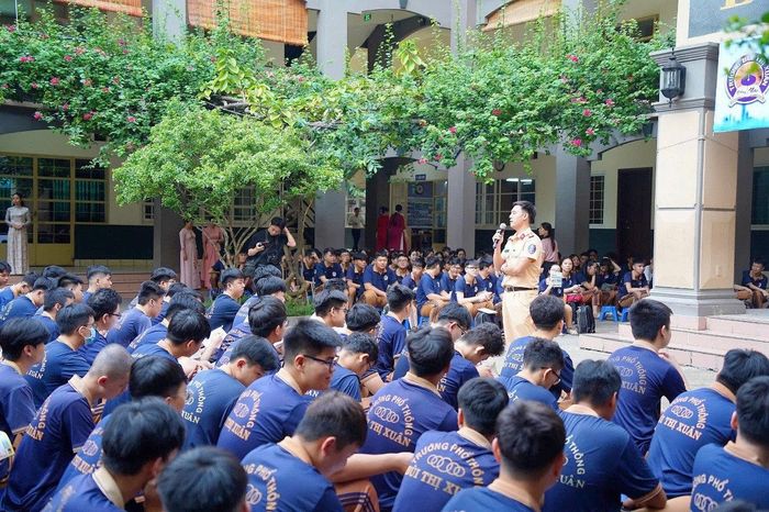 CSGT phổ biến các quy định của pháp luật về TTATGT, đồng thời phân tích những hành vi vi phạm thường gặp ở học sinh.