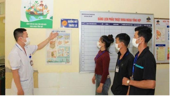 Cán bộ y tế tại các bệnh viện chú trọng tư vấn sức khỏe, lồng ghép nội dung cảnh báo tác hại của thuốc lá.