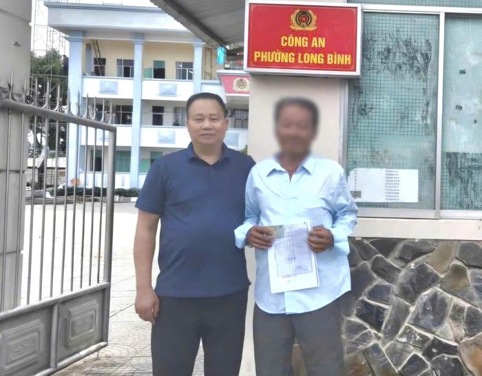 Đối tượng Đinh Văn Long khi bị bắt và dẫn giải về Công an phường Long Bình. (Ảnh: CAHY).