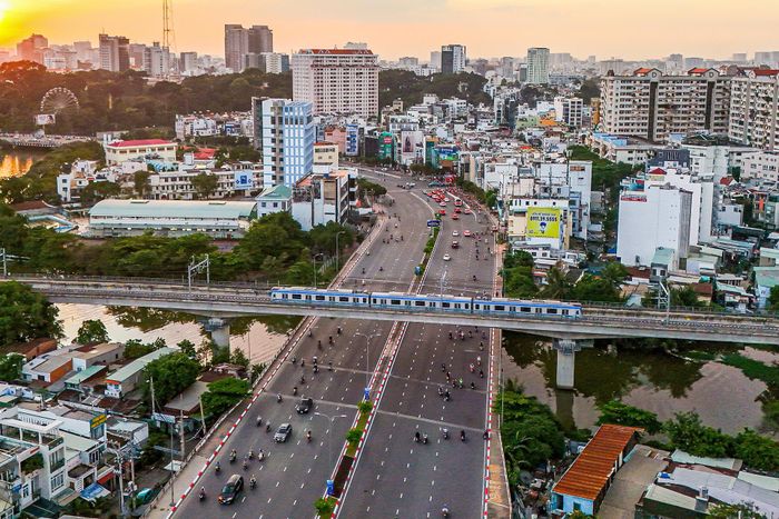 Những tuyến metro, đường sắt tốc độ cao hay nhà máy điện hạt nhân được xây dựng trước hết bằng những dòng vốn đủ dài để đồng hành với vòng đời của các công trình. Ảnh: Nguyễn Huế