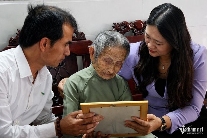 Mẹ Lang xúc động khi lần đầu được nhìn thấy chân dung phục dựng của người con trai liệt sĩ.