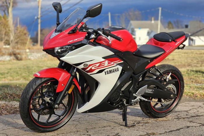 Hơn 14.000 chiếc YZF-R3 đã bị triệu hồi vì nước có thể lọt vào ổ khóa điện, gây ăn mòn các tiếp điểm bên trong. Ảnh: Mercoradecoracion