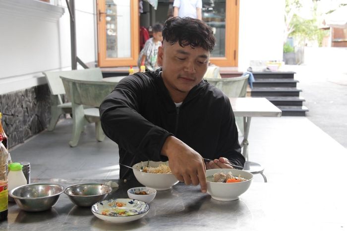 Anh Thịnh cảm thấy bất ngờ, thú vị khi được trải nghiệm món ăn hợp khẩu vị trong khuôn viên biệt thự khang trang