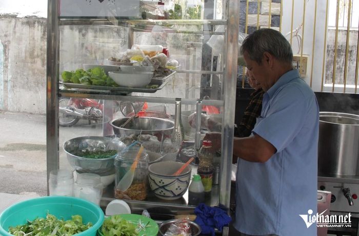 Vì có tuổi, vợ chồng bà Hương chỉ bán món hủ tiếu nam vang tại quán nhỏ đúng 4 giờ đồng hồ mỗi ngày