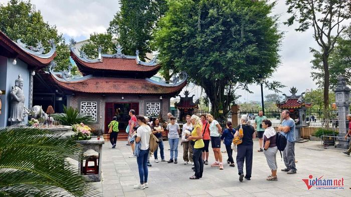 Mỗi năm, Đền Mẫu đón hàng vạn lượt du khách tới dâng hương, chiêm bái. Ảnh: Trọng Bảo