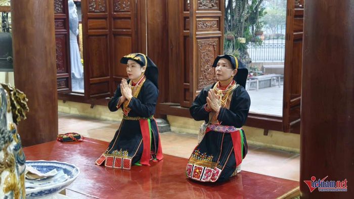 Nhân dân, du khách thập phương về dâng hương Đền Mẫu. Ảnh: Trọng Bảo