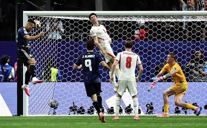 Sau đường chuyền thiên tài của Messi, Lautaro Martinez bật cao đánh đầu giúp Argentina thắng 2-1 Anh. Ảnh: EFE