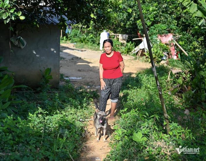 Tiễn khách về, ánh mắt bà Thu như gửi gắm chút hy vọng mong manh