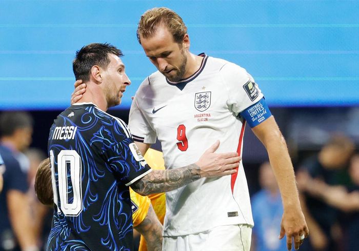 Harry Kane nhận sự động viên của Messi sau trận thua Argentina - Ảnh: El Universal