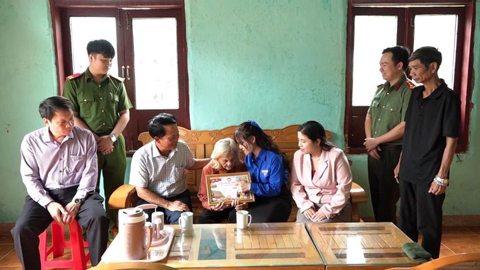 Lãnh đạo xã Tu Mơ Rông trao quà và "Phiếu chứng nhận nguyện ước hoàn thành" cho gia đình Mẹ Việt Nam Anh hùng Y Tría. Ảnh: UBND xã Tu Mơ Rông