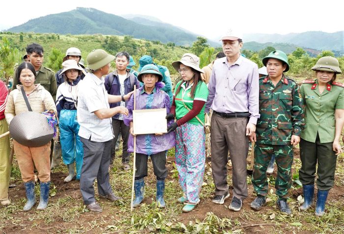 Chỉ trong buổi sáng ngày 15/7, các lực lượng xã Tu Mơ Rông đã hỗ trợ trồng 1.000 cây cà phê theo ước nguyện của bệnh binh A Thắm (thứ 5 từ phải sang). Ảnh: UBND xã Tu Mơ Rông