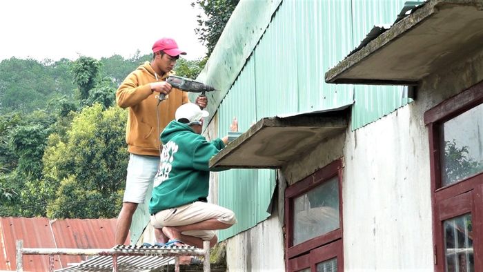 Đoàn viên thanh niên xã Tu Mơ Rông hỗ trợ sửa chữa lại mái nhà theo ước nguyện của gia đình Mẹ Việt Nam Anh hùng Y Tría. Ảnh: UBND xã Tu Mơ Rông