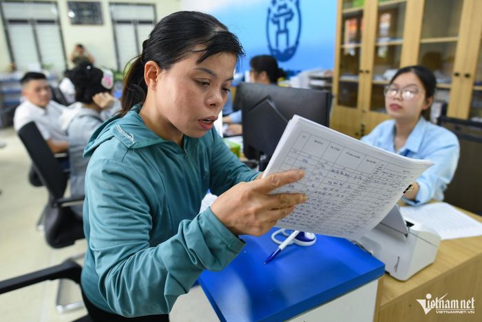 Người dân làm thủ tục tại Trung tâm Hành chính công xã Thư Lâm, Hà Nội. Ảnh: Thạch Thảo