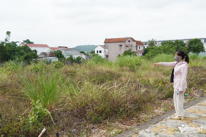 Bà T. chỉ tay vào lô đất đã nộp 95% tiền mua đất nhưng đã quá thời hạn ghi trong giấy hẹn hơn 4 năm vẫn không nhận được sổ đỏ. Ảnh: T.T