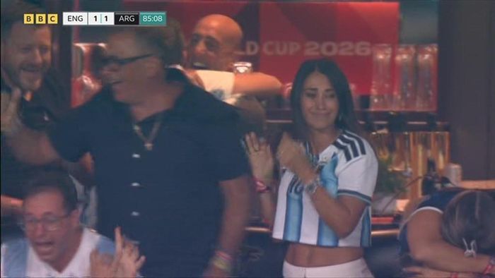 Antonela Roccuzzo bật khóc trước chiến thắng của Argentina. Ảnh: The Sun 