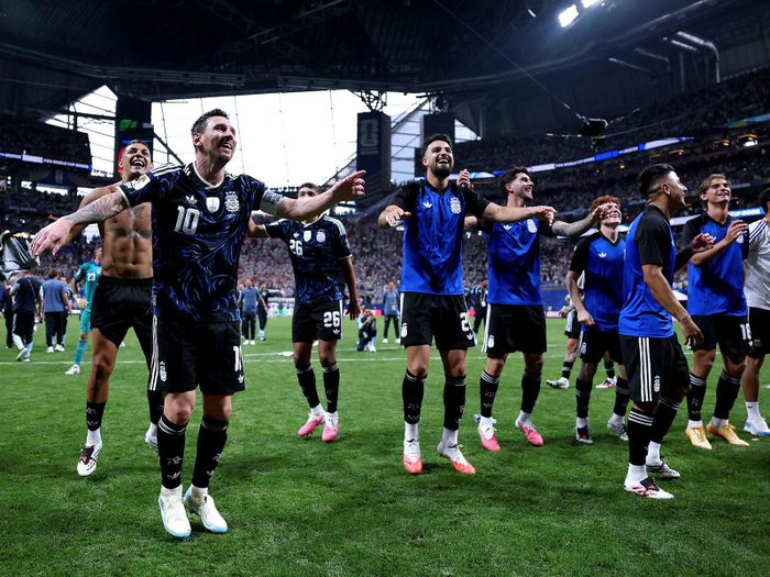 Messi ăn mừng chiến thắng với đồng đội. Ảnh: AFA