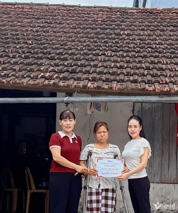 Đại diện Báo VietNamNet và tổ dân phố Phương Xá, phường Lê Hồ (Ninh Bình) trao số tiền 64.895.196 đồng của bạn đọc tới gia đình chị Nguyễn Thị Linh. Ảnh: H.Sơn