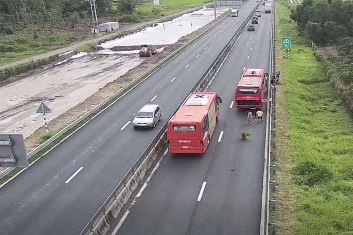 Ô tô gặp sự cố trên cao tốc TPHCM - Trung Lương - Mỹ Thuận đặt cảnh báo quá gần. Ảnh: CACC