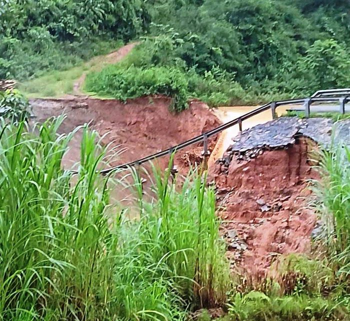 Hộ lan treo lơ lửng sau khi mặt đường bị cuốn trôi. Ảnh: CACC