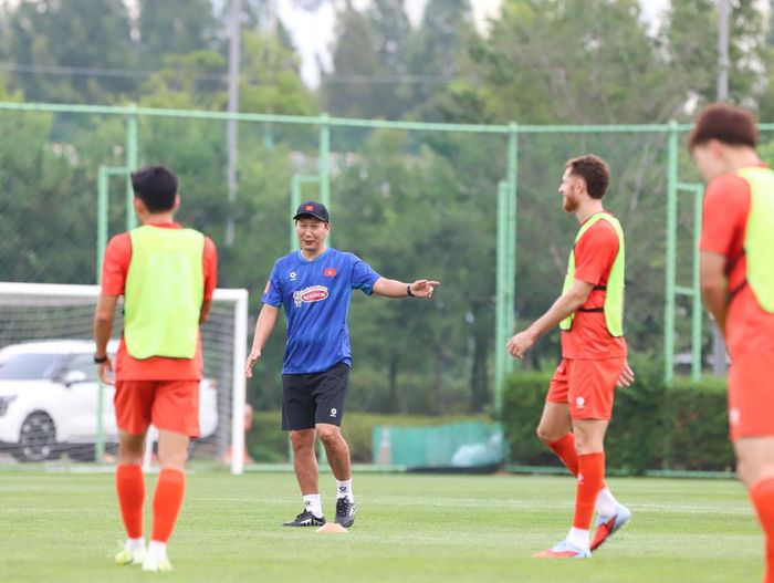 HLV Kim Sang Sik chuẩn bị nhiều phương án cho ASEAN Cup 2026. Ảnh: VFF