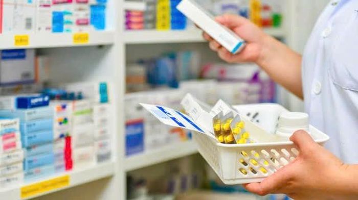 Nhiều nhà thuốc bị xử phạt vì bán thuốc kê đơn khi không có đơn thuốc. Ảnh: CTV