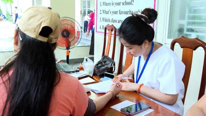 Nhân viên y tế Bệnh viện Lê Văn Thịnh khám cho người dân tại xã Long Hải. Ảnh: L.Q.C.