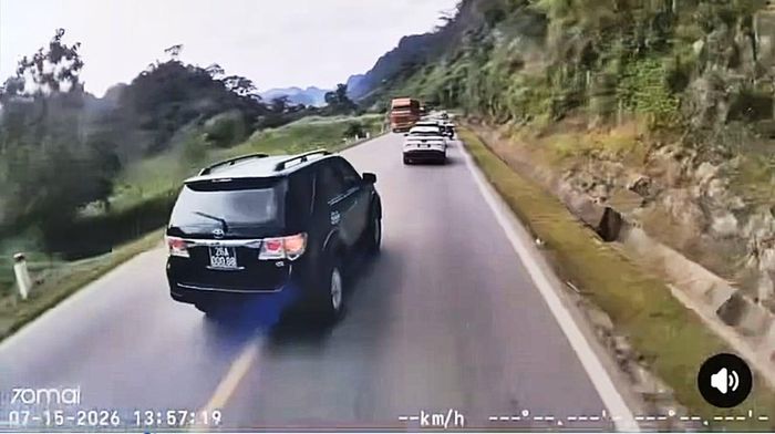 Ô tô mang BKS 26A-000.XX vượt ẩu trên Quốc lộ 6. Ảnh: Cắt từ clip